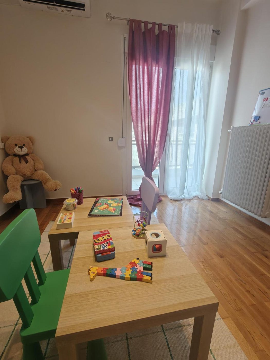 Παιδικός χώρος με παιχνίδια και αρκουδάκι